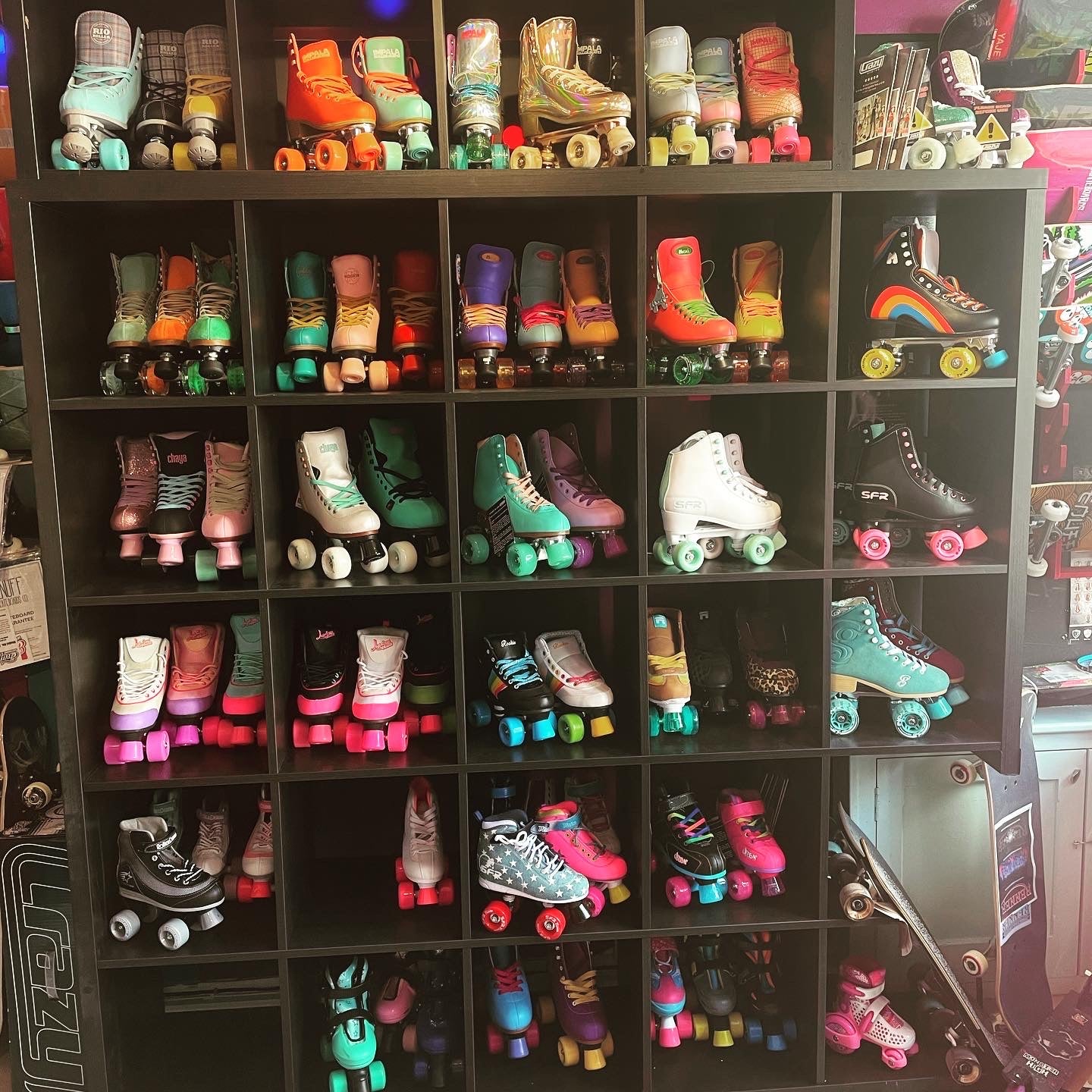 Load video: Video tour of Momma Trucker Skates